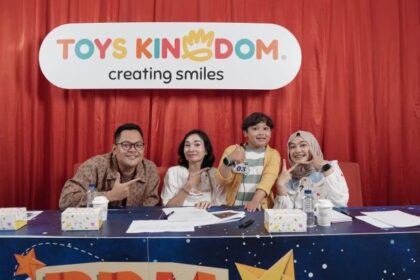 General Manager Marketing Toys Kingdom, Ellen Widodo dalam perayaan puncak Bintang Bongkar Mainan (BBM) 2025 bersama tim Toys Kingdom berkunjung langsung ke rumah para pemenang, (8/12/2025). Foto: Ist