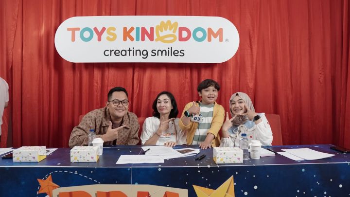 General Manager Marketing Toys Kingdom, Ellen Widodo dalam perayaan puncak Bintang Bongkar Mainan (BBM) 2025 bersama tim Toys Kingdom berkunjung langsung ke rumah para pemenang, (8/12/2025). Foto: Ist