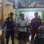 Petugas saat menangkap ular yang masuk ke rumah warga di Setu, Senin (29/12)