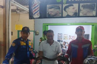 Petugas saat menangkap ular yang masuk ke rumah warga di Setu, Senin (29/12)