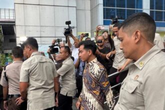 Wapres Gibran Rakabuming tiba di RSUD Koja untuk menjenguk korban dalam insiden kecelakaan mobil MBG, Kamis (11/12/2025). Foto: Setwapres