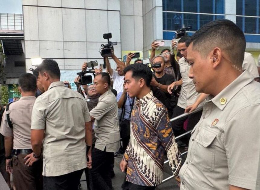 Wapres Gibran Rakabuming tiba di RSUD Koja untuk menjenguk korban dalam insiden kecelakaan mobil MBG, Kamis (11/12/2025). Foto: Setwapres
