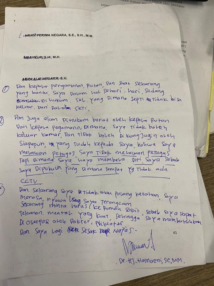 Surat pernyataan Wanita Emas Hasnaeni berisi atas dugaan pemukulan dilakukan oleh Kepala Rumah Tahanan (Karutan), Rabu (3/12/2025). Foto: Ist