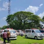 Deretan ambulans menjemput ratusan siswa SMA Negeri 2 Kudus yang mengalami mual, muntah, dan diare usai menyantap menu Makan Bergizi Gratis. Foto: Tangkapan layar TikTok @ulinnuha81