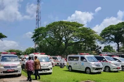 Deretan ambulans menjemput ratusan siswa SMA Negeri 2 Kudus yang mengalami mual, muntah, dan diare usai menyantap menu Makan Bergizi Gratis. Foto: Tangkapan layar TikTok @ulinnuha81