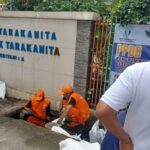 Kasudin Sumber Daya Air Jakarta Selatan, Santo saat kerja bakti serentak di 10 kecamatan, Selasa (13/1/2026). Foto: Joesvicar Iqbal/ipol.id