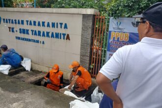 Kasudin Sumber Daya Air Jakarta Selatan, Santo saat kerja bakti serentak di 10 kecamatan, Selasa (13/1/2026). Foto: Joesvicar Iqbal/ipol.id