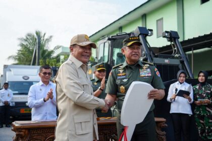 Menko Polkam Jenderal TNI (Purn) Djamari Chaniago saat memberikan bantuan simbolik kepada Kasad Jenderal TNI Maruli Simanjuntak di Dermaga Satuan Angkutan Perairan (Satangair) TNI AD di Tanjung Priok, Jakarta Utara, Selasa (6/1/2026). Foto: Kemenko Polkam