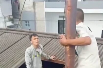 Petugas Satpol PP Kecamatan Pancoran, berupaya mengamankan pria terduga pencuri yang naik ke atap rumah warga di Jalan Pancoran Barat VIII, Pancoran, Jakarta Selatan, Minggu (4/1/2026) siang. Foto: Tangkapan layar Instagram @sekitar_jaksel