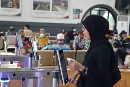 Menggunakan moda kereta api, penumpang kini tak perlu memperlihatkan KTP, cukup dengan face recognition. Foto: kai.id