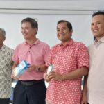 Managing Director PT Lami Packaging Indonesia Hongbiao Li (ketiga dari kiri) dan PR Manager PT Lami Packaging Indonesia, Ahmad Rizalmi (kedua dari kiri) saat menunjukkan contoh kemasan aseptik salah satu produk Lamipak di Konferensi Pers Anugerah Jurnalistik Lamipak 2026 di HO Lamipak Indonesia, Cikande, Serang, Banten, Selasa (20/1/2026). Foto: Ipol.id / Vinolla
