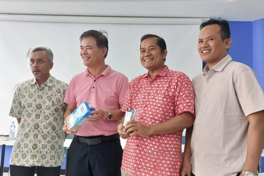 Managing Director PT Lami Packaging Indonesia Hongbiao Li (ketiga dari kiri) dan PR Manager PT Lami Packaging Indonesia, Ahmad Rizalmi (kedua dari kiri) saat menunjukkan contoh kemasan aseptik salah satu produk Lamipak di Konferensi Pers Anugerah Jurnalistik Lamipak 2026 di HO Lamipak Indonesia, Cikande, Serang, Banten, Selasa (20/1/2026). Foto: Ipol.id / Vinolla