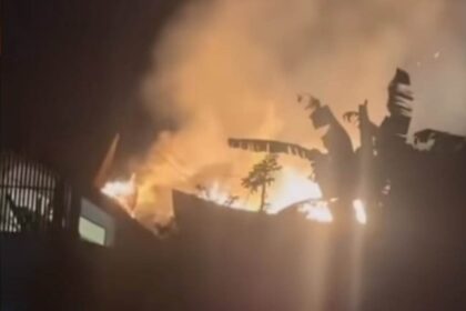 Kebakaran hebat melanda kompleks vila di Uluwatu, Badung, Bali, Kamis (1/1/2026) dini hari. Foto: Tangkapan layar TikTok @puputan