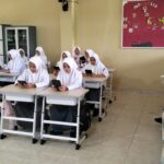 Sejumlah siswa mengakses ujian digital melalui platform PIJAR saat pelaksanaan PAS Ganjil Tahun Ajaran 2025/2026. Foto: Telkom Indonesia