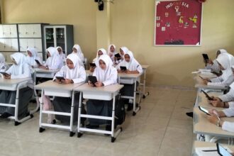 Sejumlah siswa mengakses ujian digital melalui platform PIJAR saat pelaksanaan PAS Ganjil Tahun Ajaran 2025/2026. Foto: Telkom Indonesia