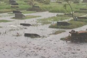Banjir rendam Taman Pemakaman Umum (TPU) Pondok Kelapa, Kecamatan Duren Sawit, Jakarta Timur, Minggu (18/1/2026) pagi. Foto: Ist