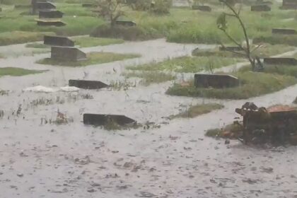 Banjir rendam Taman Pemakaman Umum (TPU) Pondok Kelapa, Kecamatan Duren Sawit, Jakarta Timur, Minggu (18/1/2026) pagi. Foto: Ist