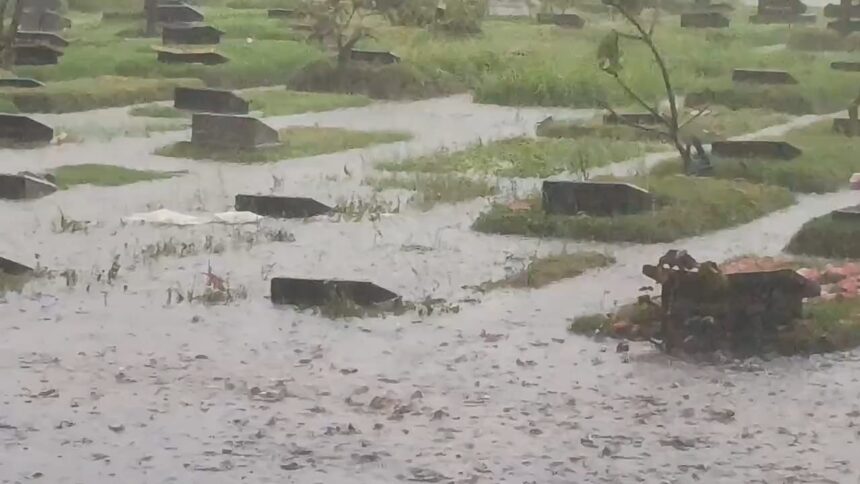Banjir rendam Taman Pemakaman Umum (TPU) Pondok Kelapa, Kecamatan Duren Sawit, Jakarta Timur, Minggu (18/1/2026) pagi. Foto: Ist