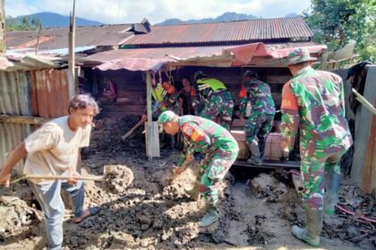 Prajurit TNI AD melalui Babinsa jajaran Kodim 0108/Aceh Tenggara bersama masyarakat saat melaksanakan gotong royong pembersihan permukiman warga, Kamis (1/1/2026). Foto: Dispenad