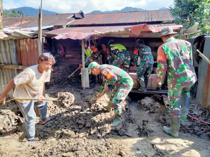 Prajurit TNI AD melalui Babinsa jajaran Kodim 0108/Aceh Tenggara bersama masyarakat saat melaksanakan gotong royong pembersihan permukiman warga, Kamis (1/1/2026). Foto: Dispenad