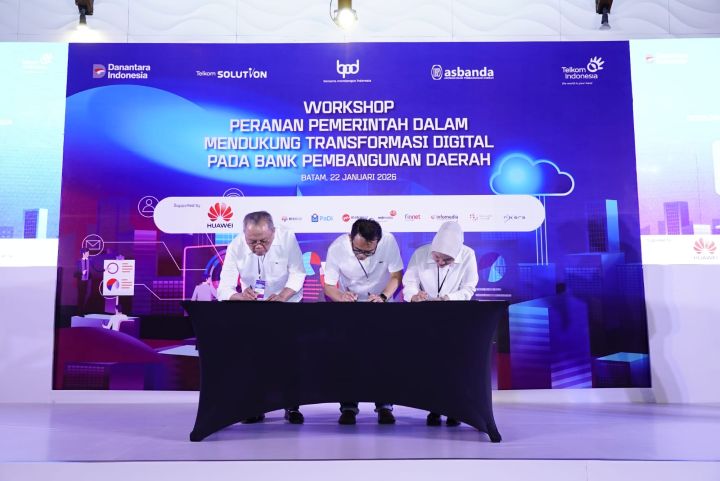 (kiri ke kanan) Vice President Global Strategic Partnership & Synergy Telkom Arfianto Ramadhan, Direktur Eksekutif Asbanda Wimran Ismaun, Sales Director Alibaba Cloud Pinky Meiska Yuliana saat penandatanganan intensi kolaborasi dalam rangka penguatan kapabilitas dan inovasi BPD pada Workshop Asbanda & BPD Seluruh Indonesia di Batam, Kamis (22/1). Foto: Telkom Indonesia