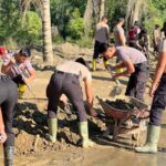 Sejumlah anggota kepolisian membantu membersihkan lumpur di pemukiman warga terdampak banjir di Cakung, Jakarta Timur, Senin (19/1/2026). Foto: Ist