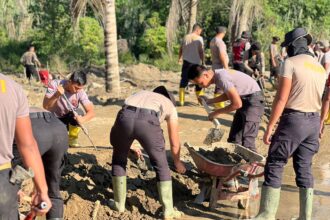 Sejumlah anggota kepolisian membantu membersihkan lumpur di pemukiman warga terdampak banjir di Cakung, Jakarta Timur, Senin (19/1/2026). Foto: Ist