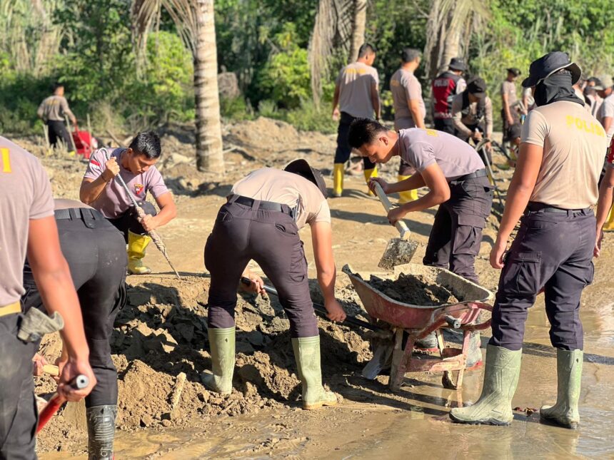 Sejumlah anggota kepolisian membantu membersihkan lumpur di pemukiman warga terdampak banjir di Cakung, Jakarta Timur, Senin (19/1/2026). Foto: Ist