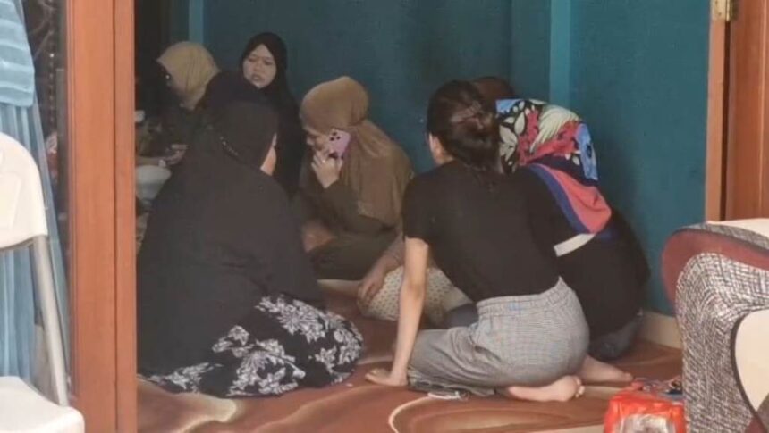 Suasana duka menyelimuti rumah keluarga Yoga Naufal di Jalan Tutul Raya, Pondok Bambu, Duren Sawit, Jakarta Timur, Minggu (18/1/2026). Foto: Ist