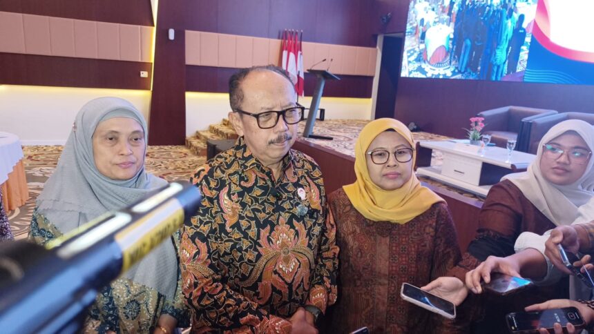 Ketua LPSK Brigjen Pol (Purn), Achmadi memeberikan keterangan kepada awak media di kantor LPSK Jakarta, Jumat (2/1/2026). Foto: Joesvicar Iqbal/ipol.id