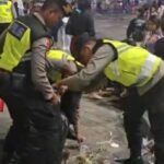 Polisi melakukan aksi bersih-bersih sampah setelah melaksanakan pengamanan malam pergantian tahun di kawasan Titik Nol Kilometer Yogyakarta, Kamis (1/1/2026). Foto: Ist