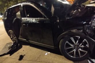 Kondisi mobil Mazda tertemper kereta api di kawasan Mangga Dua, Jakarta Utara, Jumat (2/1/2026) dini hari. Foto: Ist