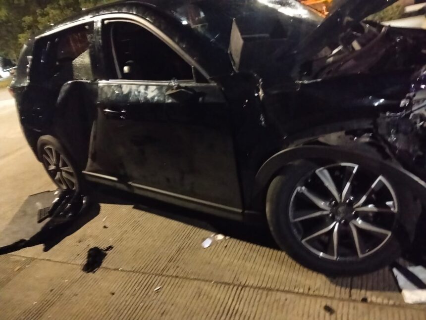 Kondisi mobil Mazda tertemper kereta api di kawasan Mangga Dua, Jakarta Utara, Jumat (2/1/2026) dini hari. Foto: Ist