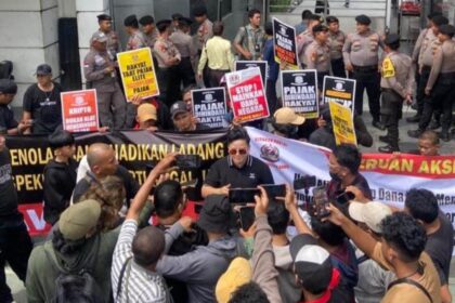 Koordinator lapangan GRAPU, Adhe Ratnasari di lokasi aksi.