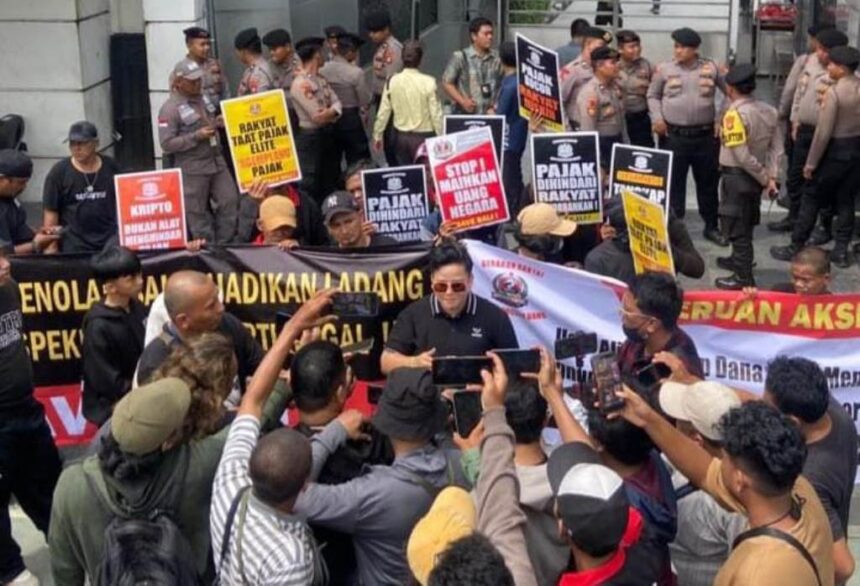 Koordinator lapangan GRAPU, Adhe Ratnasari di lokasi aksi.