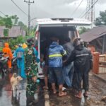 Tim pencarian dan pertolongan gabungan bersama warga saat melakukan evakuasi para korban terdampak banjir bandang di Kabupaten Kepualauan Sitaro, Senin (5/1/2026). Foto: BPBD Kabupaten Kepulauan Sitaro