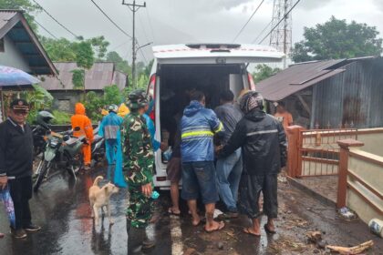 Tim pencarian dan pertolongan gabungan bersama warga saat melakukan evakuasi para korban terdampak banjir bandang di Kabupaten Kepualauan Sitaro, Senin (5/1/2026). Foto: BPBD Kabupaten Kepulauan Sitaro