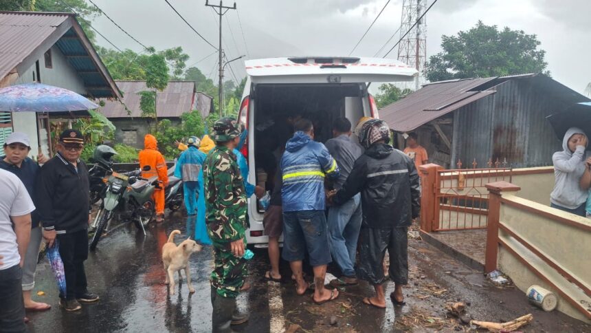 Tim pencarian dan pertolongan gabungan bersama warga saat melakukan evakuasi para korban terdampak banjir bandang di Kabupaten Kepualauan Sitaro, Senin (5/1/2026). Foto: BPBD Kabupaten Kepulauan Sitaro