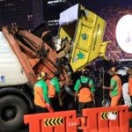 Petugas mengangkut sampah sisa perayaan tahun baru. Foto: Ist