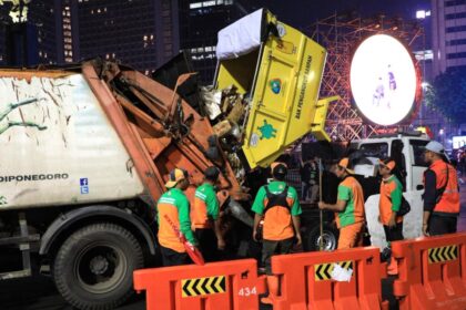 Petugas mengangkut sampah sisa perayaan tahun baru. Foto: Ist