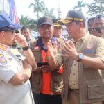 Kepala BNPB Suharyanto merumuskan strategi bersama Menteri Dalam Negeri Tito Karnavian, Wakil Gubernur Aceh Fadhlullah, dan Bupati Aceh Utara Ismail A Jalil dalam mengoptimalkan pembangunan hunian sementara (Huntara) saat mengecek progres pembangunan Huntara di Kecamatan Langkahan, Kabupaten Aceh Utara, Kamis (22/1/2026). Foto: Ist