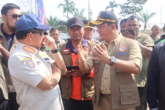 Kepala BNPB Suharyanto merumuskan strategi bersama Menteri Dalam Negeri Tito Karnavian, Wakil Gubernur Aceh Fadhlullah, dan Bupati Aceh Utara Ismail A Jalil dalam mengoptimalkan pembangunan hunian sementara (Huntara) saat mengecek progres pembangunan Huntara di Kecamatan Langkahan, Kabupaten Aceh Utara, Kamis (22/1/2026). Foto: Ist