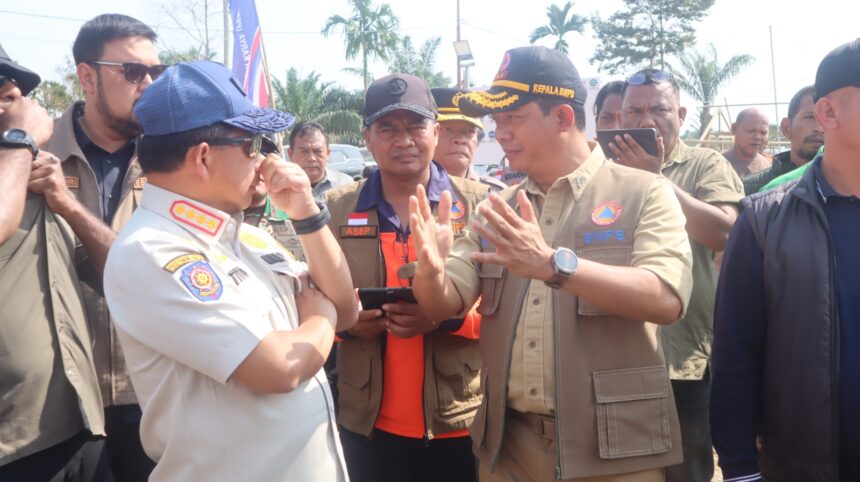 Kepala BNPB Suharyanto merumuskan strategi bersama Menteri Dalam Negeri Tito Karnavian, Wakil Gubernur Aceh Fadhlullah, dan Bupati Aceh Utara Ismail A Jalil dalam mengoptimalkan pembangunan hunian sementara (Huntara) saat mengecek progres pembangunan Huntara di Kecamatan Langkahan, Kabupaten Aceh Utara, Kamis (22/1/2026). Foto: Ist