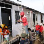 Petugas TelkomGroup melakukan pemulihan dan penguatan infrastruktur jaringan telekomunikasi pascabencana. Foto: Telkom Indonesia