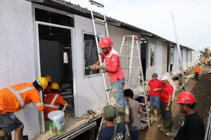 Petugas TelkomGroup melakukan pemulihan dan penguatan infrastruktur jaringan telekomunikasi pascabencana. Foto: Telkom Indonesia