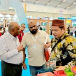 Muhammad Zaiwan (paling kanan), tokoh penggerak sekaligus Kepala Desa Namang, Kecamatan Namang, Kabupaten Bangka Tengah, yang berhasil mengantarkan Madu Pelawan, produk unggulan berbasis hutan lestari diminati pasar internasional bersama Indonesia Eximbank. Foto: Dok Indonesia Eximbank