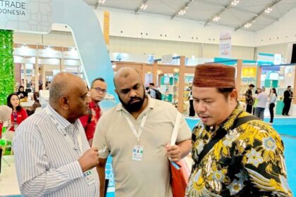 Muhammad Zaiwan (paling kanan), tokoh penggerak sekaligus Kepala Desa Namang, Kecamatan Namang, Kabupaten Bangka Tengah, yang berhasil mengantarkan Madu Pelawan, produk unggulan berbasis hutan lestari diminati pasar internasional bersama Indonesia Eximbank. Foto: Dok Indonesia Eximbank