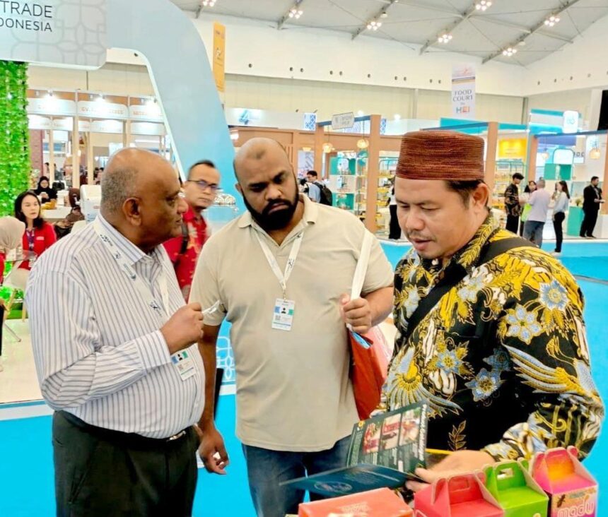 Muhammad Zaiwan (paling kanan), tokoh penggerak sekaligus Kepala Desa Namang, Kecamatan Namang, Kabupaten Bangka Tengah, yang berhasil mengantarkan Madu Pelawan, produk unggulan berbasis hutan lestari diminati pasar internasional bersama Indonesia Eximbank. Foto: Dok Indonesia Eximbank