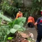 Upaya pencarian bocah tiga tahun hanyut di Kali Jantung, Cibinong. Foto: Tangkapan layar Instagram @metrobogor_