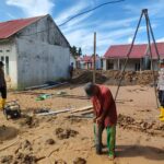 Anggota Polri membangun sumur bor di Kabupaten Padang Pariaman, Sumatera Barat, Selasa (13/1/2026) siang. Foto: Ist